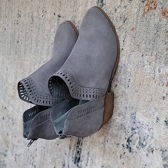 Carlos by Carlos Santana The Marteen Laser Cut Ankle Bootie Gray Suede Size 7 - Picture 6 of 10